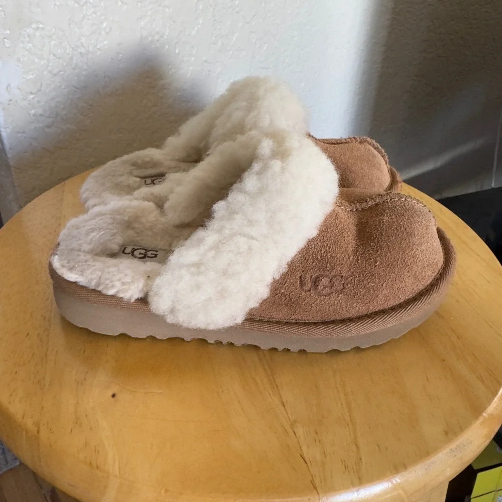 UGG Kids Cozy Suede Slippers - Cream Fur Slip On Shoes - Toddler Size‎ 11